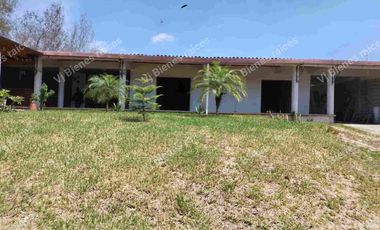 CASA  EN VENTA  CON  HERMOSO JARDIN DE  Y CASA DE UN PISO