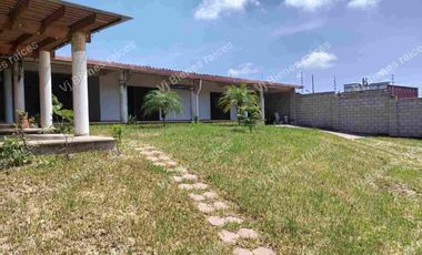 CASA  EN VENTA  CON  HERMOSO JARDIN DE  Y CASA DE UN PISO