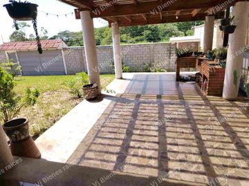 CASA  EN VENTA  CON  HERMOSO JARDIN DE  Y CASA DE UN PISO
