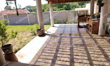 CASA  EN VENTA  CON  HERMOSO JARDIN DE  Y CASA DE UN PISO
