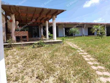 CASA  EN VENTA  CON  HERMOSO JARDIN DE  Y CASA DE UN PISO
