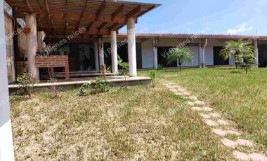 CASA  EN VENTA  CON  HERMOSO JARDIN DE  Y CASA DE UN PISO