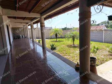 CASA  EN VENTA  CON  HERMOSO JARDIN DE  Y CASA DE UN PISO