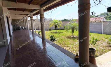 CASA  EN VENTA  CON  HERMOSO JARDIN DE  Y CASA DE UN PISO