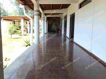 CASA  EN VENTA  CON  HERMOSO JARDIN DE  Y CASA DE UN PISO