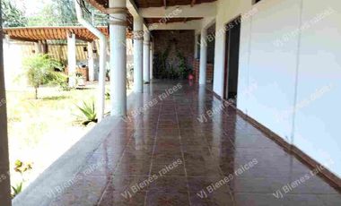 CASA  EN VENTA  CON  HERMOSO JARDIN DE  Y CASA DE UN PISO