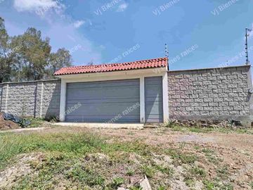 CASA  EN VENTA  CON  HERMOSO JARDIN DE  Y CASA DE UN PISO