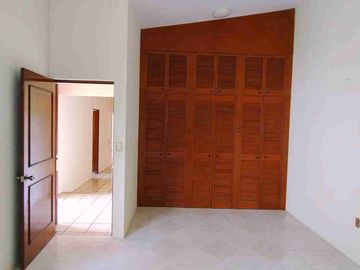HERMOSA CASA EN ZONA DORADA CON VIGILANCIA (VISTA HERMOSA).