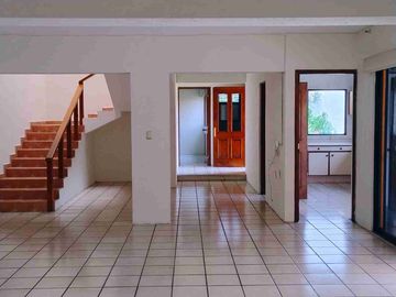 HERMOSA CASA EN ZONA DORADA CON VIGILANCIA (VISTA HERMOSA).