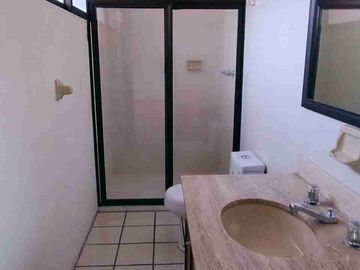 HERMOSA CASA EN ZONA DORADA CON VIGILANCIA (VISTA HERMOSA).