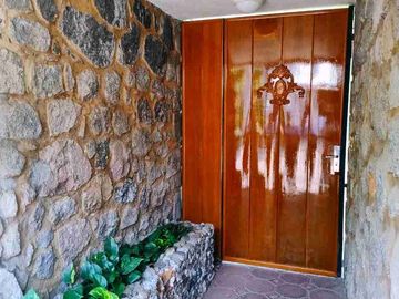 HERMOSA CASA EN ZONA DORADA CON VIGILANCIA (VISTA HERMOSA).