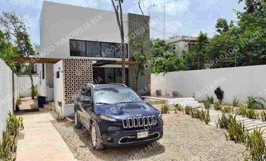 Casa en renta amueblada en región 15 a 2 cuadras de Av Kukulcán en tulum con alberca propia