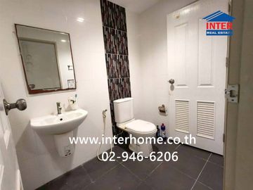 Two-story townhome, 22 sq.wa., Suetrong Cozy Village Phase 3, Kanchanaphisek Road (Rangsit-Nakhon Nayok Road), Thanyaburi, Pathum Thani.