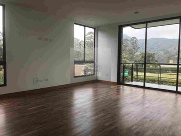 Casa campestre en Urbanización cerrada El Carmen de Viboral vía Rionegro