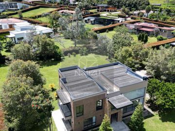 Casa campestre en Urbanización cerrada El Carmen de Viboral vía Rionegro