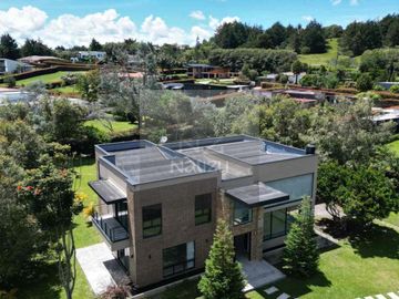 Casa campestre en Urbanización cerrada El Carmen de Viboral vía Rionegro