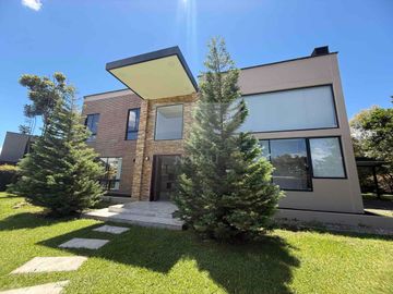 Casa campestre en Urbanización cerrada El Carmen de Viboral vía Rionegro