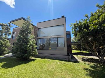 Casa campestre en Urbanización cerrada El Carmen de Viboral vía Rionegro