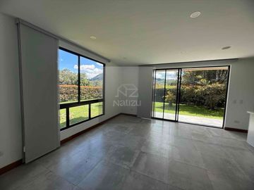 Casa campestre en Urbanización cerrada El Carmen de Viboral vía Rionegro