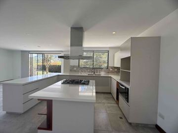 Casa campestre en Urbanización cerrada El Carmen de Viboral vía Rionegro
