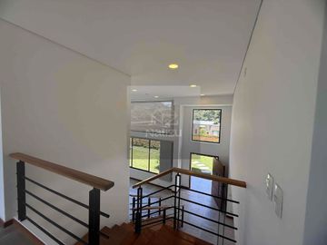 Casa campestre en Urbanización cerrada El Carmen de Viboral vía Rionegro
