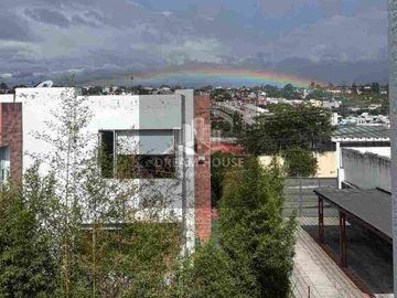 Casa en Renta en el Sector Viña Alta, Urbanización Algarrobos, Quito Ecuador