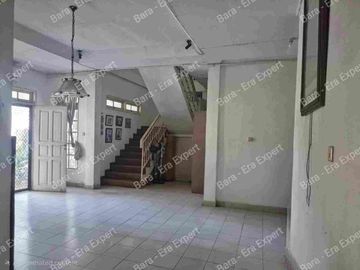 Jual rumah besar harga murah di Rawamangun. Cocok untuk rumah, kost maupun kantor. Harga nego sampai jadi!!!