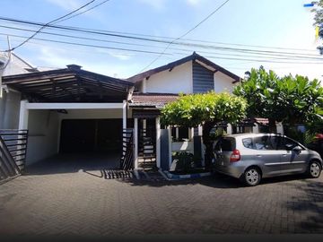 rumah 1 lantai daerah Manyar Jaya, Hadap Timur  Daya listrik 2.200 watt