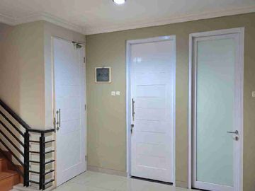 Rumah bagus 3 lantai siap huni di Janur Elok