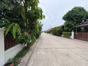 Beautiful 3-Bedroom Corner House Near Mae Ramphueng Beach & Central Rayong