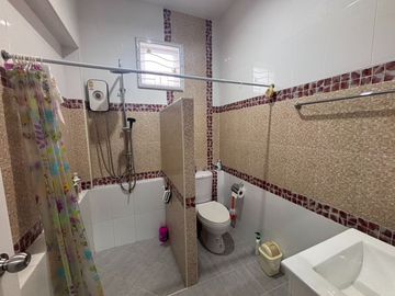 Beautiful 3-Bedroom Corner House Near Mae Ramphueng Beach & Central Rayong