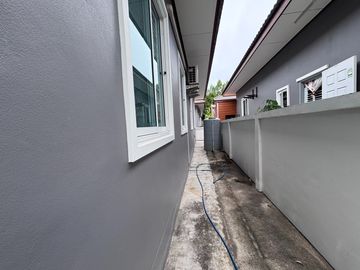 Beautiful 3-Bedroom Corner House Near Mae Ramphueng Beach & Central Rayong