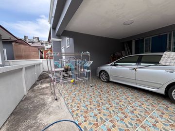 Beautiful 3-Bedroom Corner House Near Mae Ramphueng Beach & Central Rayong