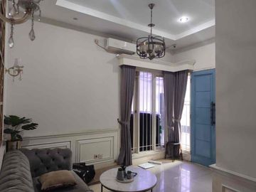 rumah besar  dua lantai jakarta selatan