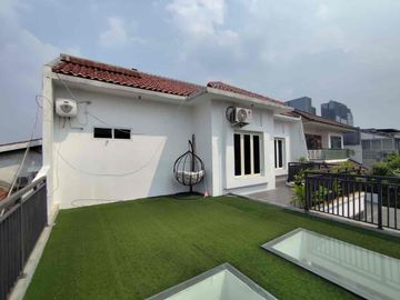 rumah besar  dua lantai jakarta selatan
