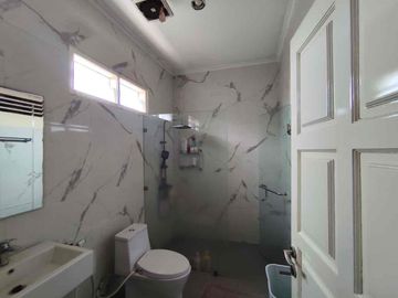 rumah besar  dua lantai jakarta selatan