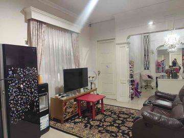 rumah besar  dua lantai jakarta selatan
