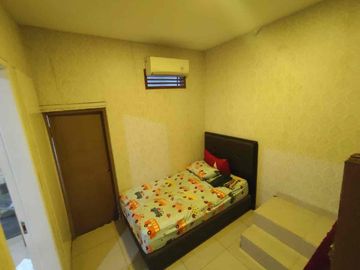rumah besar  dua lantai jakarta selatan