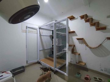 rumah besar  dua lantai jakarta selatan