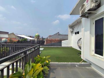 rumah besar  dua lantai jakarta selatan