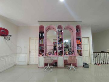 rumah besar  dua lantai jakarta selatan