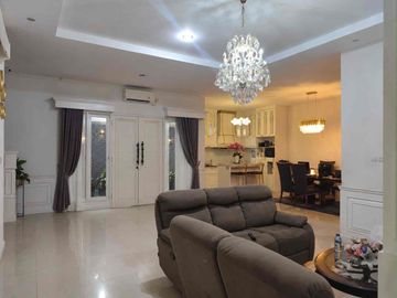 rumah besar  dua lantai jakarta selatan