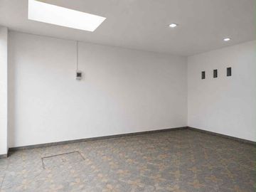 rumah besar  dua lantai jakarta selatan