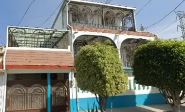 CASA CON LOCAL COMERCIAL EN VENTA CON REMATE BANCARIO EJERCITO DE ORIENTE ZONA PEÑON IZTAPALAPA CDMX