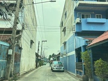 Two-story townhouse, 22 sq.wa., Suthalai Village, Soi Wat Makham, Tiwanon Road, Ban Klang Road, Mueang Pathum Thani, Pathum Thani.