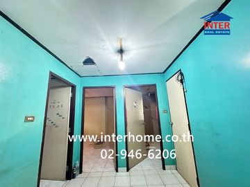 Two-story townhouse, 22 sq.wa., Suthalai Village, Soi Wat Makham, Tiwanon Road, Ban Klang Road, Mueang Pathum Thani, Pathum Thani.