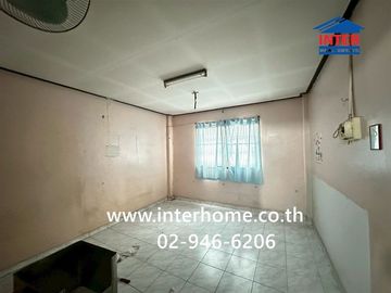Two-story townhouse, 22 sq.wa., Suthalai Village, Soi Wat Makham, Tiwanon Road, Ban Klang Road, Mueang Pathum Thani, Pathum Thani.