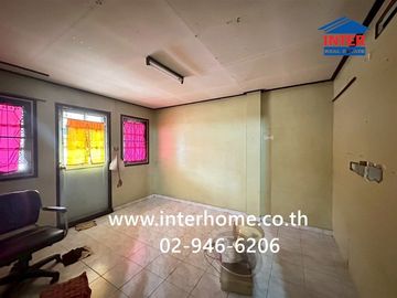 Two-story townhouse, 22 sq.wa., Suthalai Village, Soi Wat Makham, Tiwanon Road, Ban Klang Road, Mueang Pathum Thani, Pathum Thani.