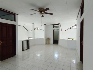 Yn. DISEWAKAN RUMAH SETRADUTA BANDUNG, TOL PASTEUR, UNIV MARANATHA, MALL D'BOTANICA