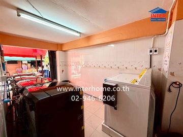 4.5-story commercial building, 17 sq.wa., located on Soi Phetchaburi 7, Phetchaburi Road, Phaya Thai District, Bangkok.